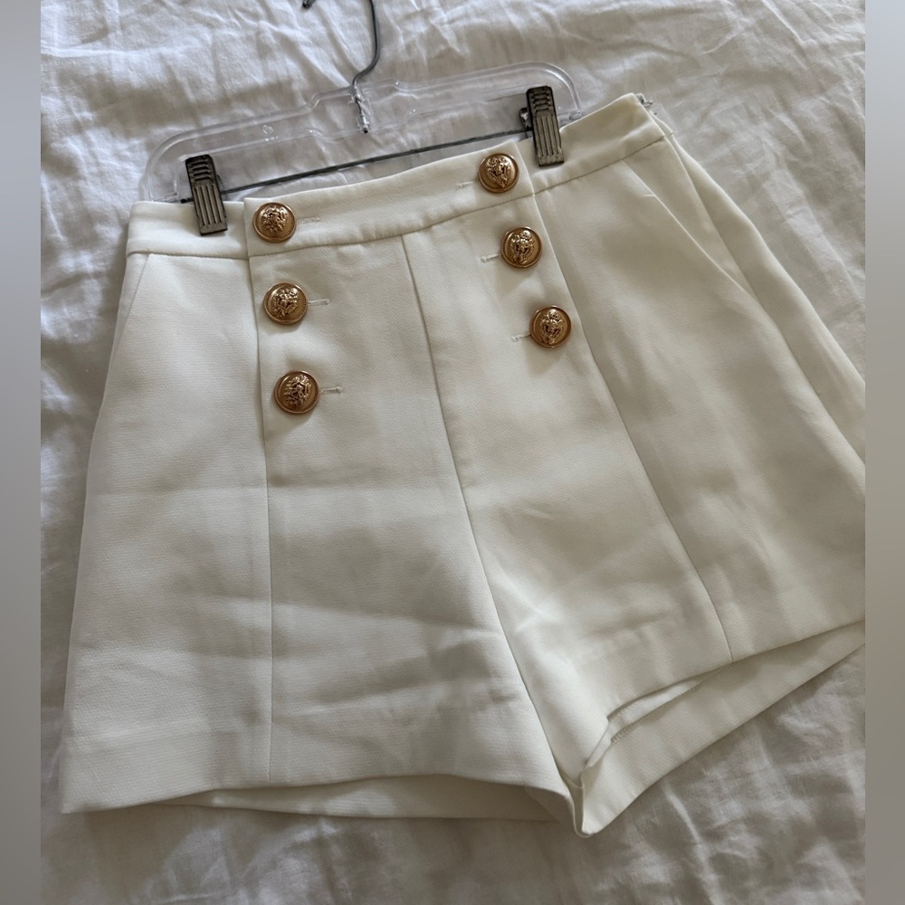 Hemline “Hausen” White Shorts